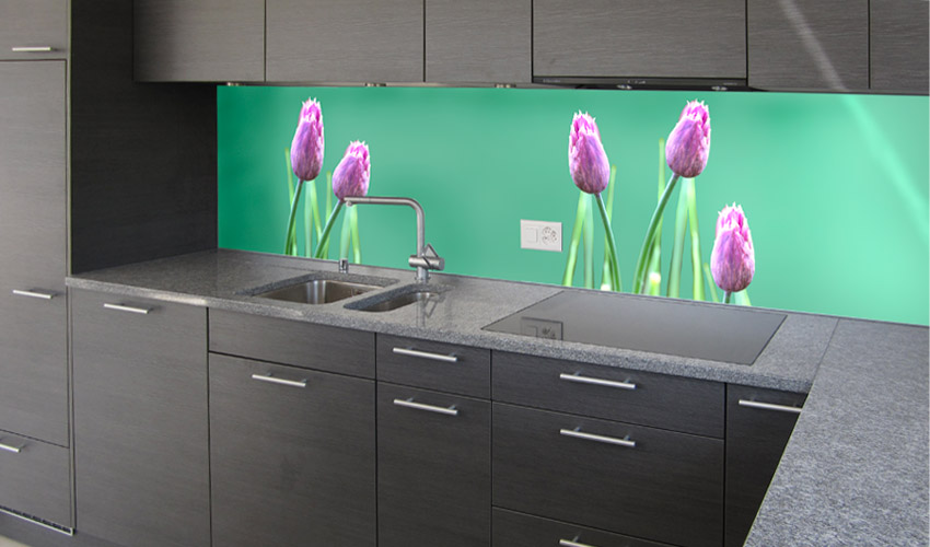 Blühender Lauch mit petrolfarbenem Hintergrund - auch hier können die Blüten passend zu Ihrer Kücheneinrichtung anrangiert werden. Ebenso lässt sich die Hintergrundfarbe nach Ihren Wünschen ändern. Fragen Sie uns. (Bild-Nr. 0200368)

