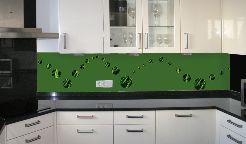 Grasgrüne Farbkugeln beleben Ihre Küche. Die Felder können auf Wunsch natürlich auch versetzt werden. Sprechen Sie uns an. (Bild-Nr. 0200647; Kategorie 3)

