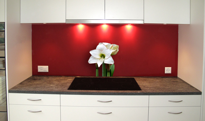 weisse Küche mit weiss - rotumrandeter Amarillisblüte (Bild-Nr. 0200075)

