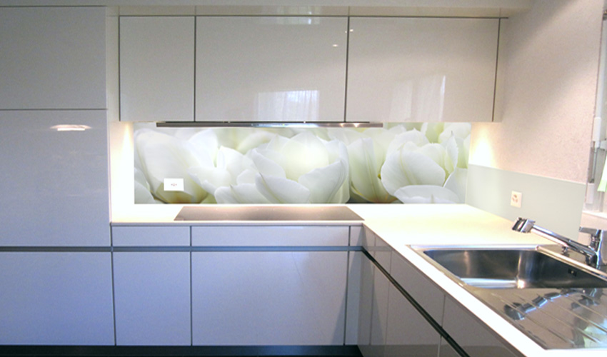 helle Küche mit weissen Tulpen (Bild-Nr. 0200283)

