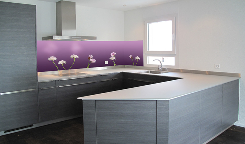 moderne Küche mit blühendem Schnittlauch und violettem Verlaufshintergrund (Bild-Nr. 0200469)

