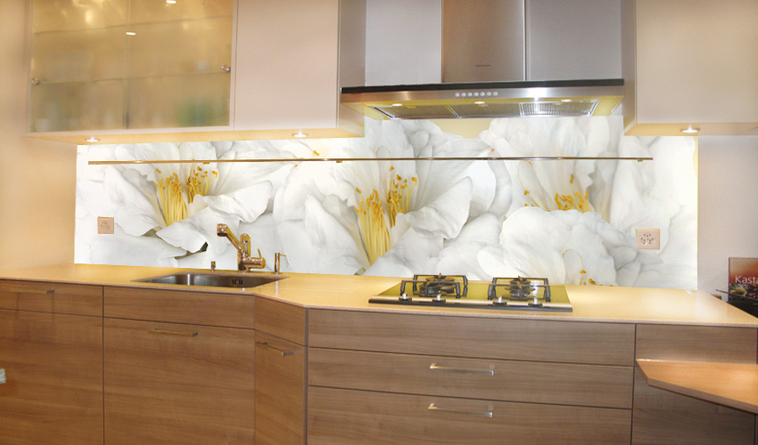 Einblick in eine sylische Küche mit dem Bild: weisse Camelie mit hellem